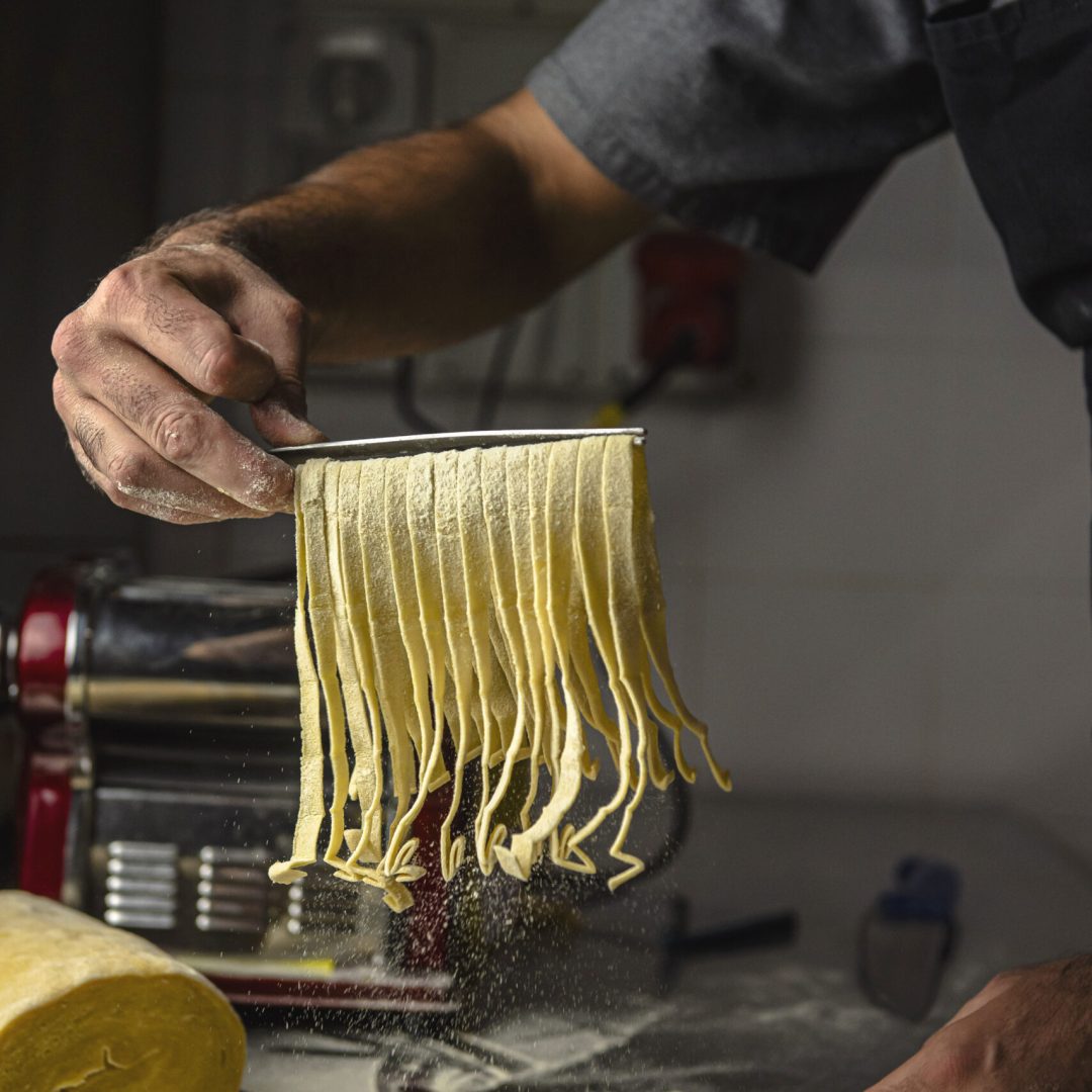 chef che prepara la pasta all'uovo